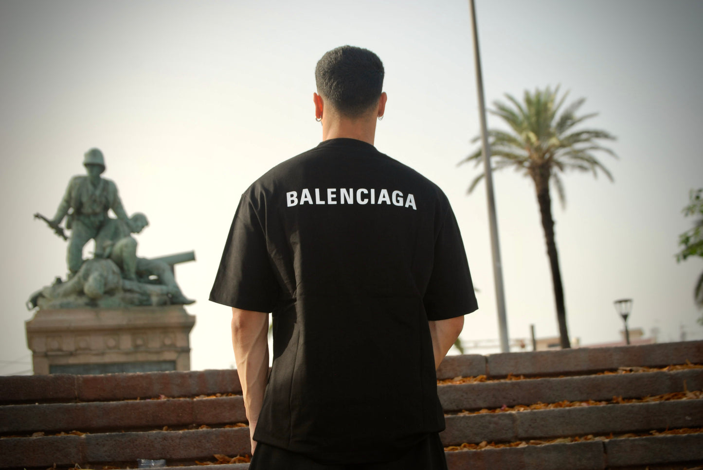BALENCIAGA - T-SHIRT OVERSIZE NERA CON STAMPE