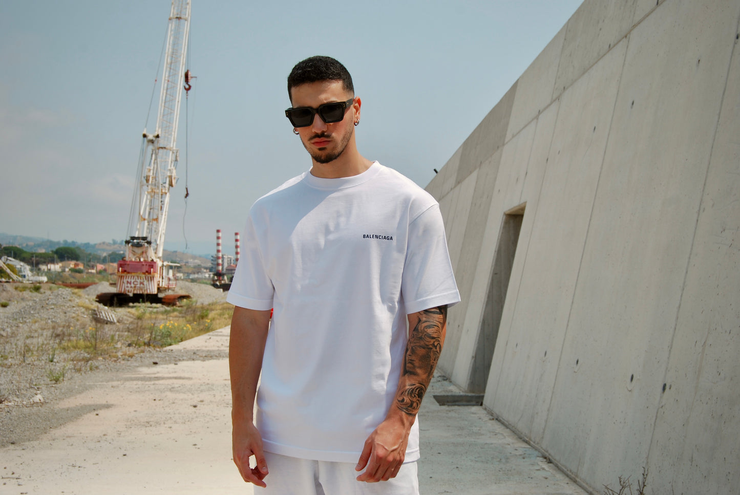 BALENCIAGA - T-SHIRT OVERSIZE BIANCA CON STAMPE