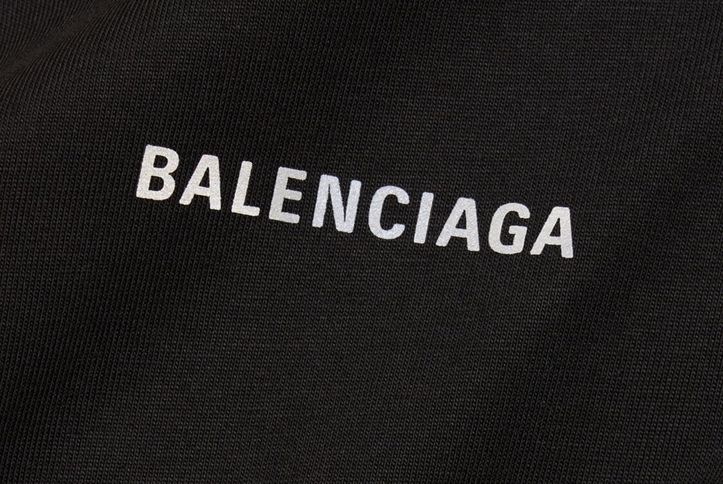 BALENCIAGA - T-SHIRT OVERSIZE NERA CON STAMPE REFLECTIVE