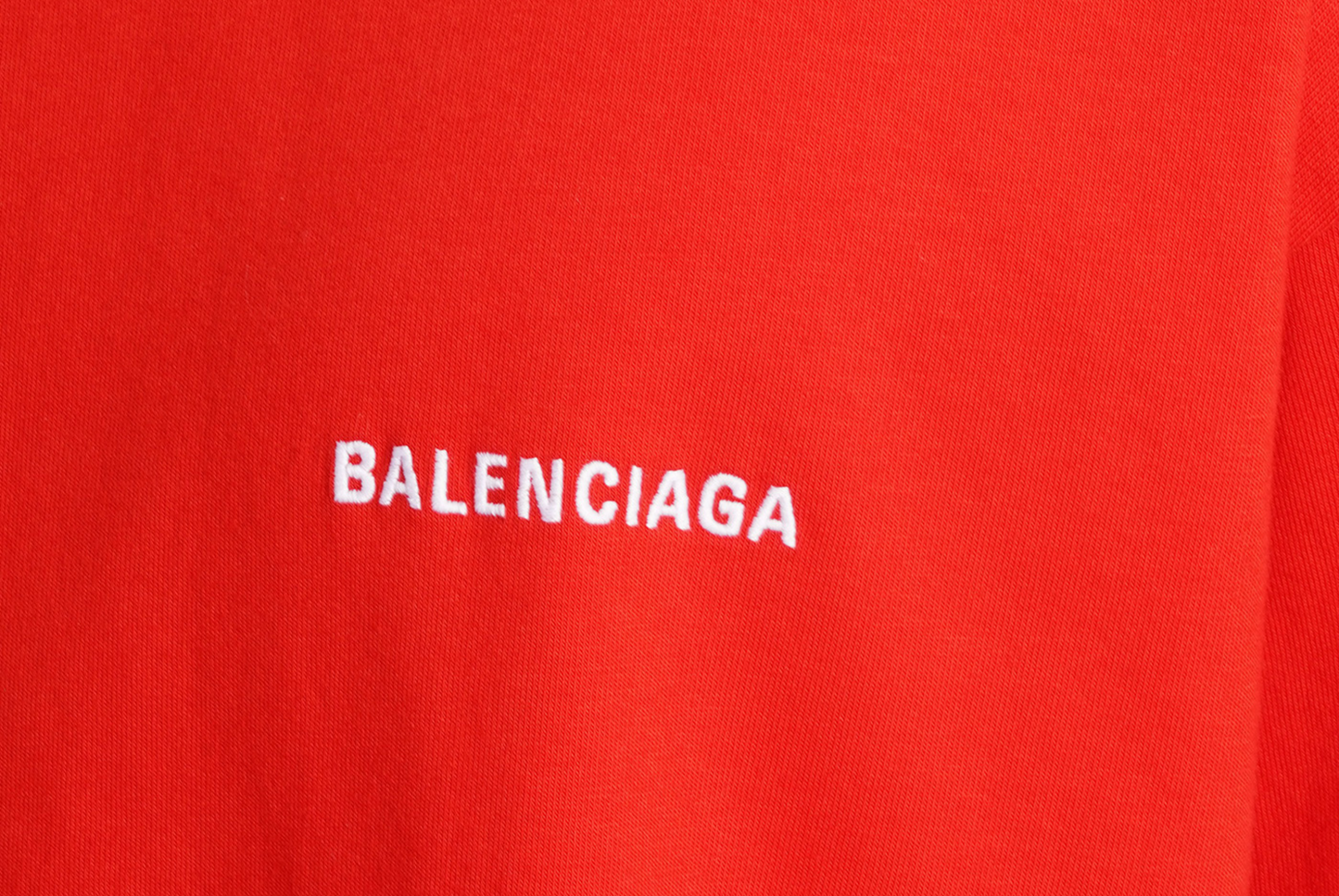 BALENCIAGA - T-SHIRT OVERSIZE ROSSA CON RICAMI